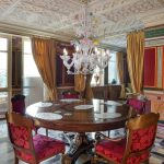 Интерьер парадной столовой в ЖК Новопесковский на Арбате: вид на балкон, антикварный стол, муранская люстра, расписной кессонный потолок и стены с античными фресками — фото Кирилла Толль