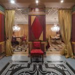 Парадный холл в ЖК Новопесковский на Арбате: симметричная планировка, чёрно-белая мозаика на полу, золотые портьеры и вид на анфиладу комнат с античными фресками — съёмка Кирилла Толль