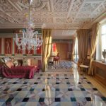 Парадная гостиная в ЖК Новопесковский на Арбате: мозаичный мраморный пол, сложный лепной потолок с росписью, многоцветная люстра муранского стекла и античные фрески — фото Кирилла Толль