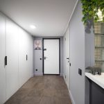 Минималистичная прихожая в ЖК Loftec с большими белыми шкафами, белой дверью в чёрной раме и перегородкой из стеклоблоков на кухне — фото Кирилла Толль