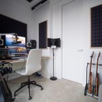 Домашняя музыкальная студия с акустическими панелями и коллекцией гитар в ЖК Ривер Парк