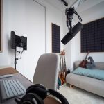 Рабочее место продюсера с профессиональным микрофоном и студийной акустикой, Нагатинский затон