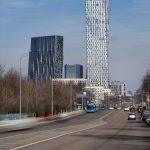 Дом на Мосфильмовской 8 в районе Раменки — знаменитый небоскреб архитектора Скуратова в пасмурную погоду