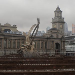 Фонтан на площади Европы у Киевского вокзала в Москве — архитектурная съемка в пасмурный день