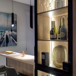 Открытый стеллаж с вином и минималистичный интерьер кухни в лофт-стиле, Ривер Парк