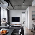 Обеденная зона с кольцевой люстрой в интерьере лофт, Нагатинский затон