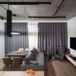 Панорама района и бетонный потолок в гостиной квартиры у воды на Нагатинском затоне