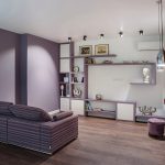 Зона отдыха с низким диваном в зигзагообразной обивке и сиреневой стеной в квартире у метро Трубная — съёмка Кирилла Толль