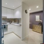 Минималистичная белая кухня с глянцевыми фасадами и узорчатым фартуком у метро Трубная — фото Кирилла Толль