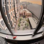 Вид из окна апартаментов в ЖК Loftec на закрытый внутренний двор с деревьями, кирпичными стенами и урбанистическим ландшафтом — съёмка Кирилла Толль