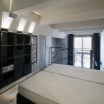 Спальня на антресоли с видом на гостиную