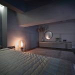 Широкий план спальни на антресоли в ЖК Loftec со стеной из реек, приглушённым светом и сухоцветами в вазе — Кирилл Толль