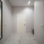 Минималистичная прихожая в ЖК Loftec с полом терраццо, скрытыми дверями-невидимками и ростовым зеркалом в чёрной раме — съёмка Кирилла Толль