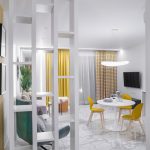 Светлая гостиная-столовая в ЖК Сады Пекина у метро Маяковская с белым круглым столом, жёлтыми стульями, мраморным полом и реечной перегородкой — фото Кирилла Толль