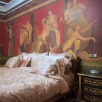 Деталь интерьера спальни в ЖК Новопесковский: антикварное чёрное бюро с инкрустацией, античный торшер и стены с помпейской художественной росписью, второй ракурс — фото Кирилла Толль