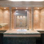 Классическая ванная комната в ЖК Новопесковский на Арбате: отделка медовым ониксом и зелёным мрамором, колонны у зеркала и золотая фурнитура — работа Кирилла Толль