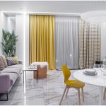 Панорамный вид гостиной-столовой в ЖК Сады Пекина с бежевым диваном, жёлтыми шторами и стульями, белым круглым столом и мраморным полом — фото Кирилла Толль