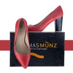 Коммерческая fashion-съёмка коралловых туфель на фоне коробки.