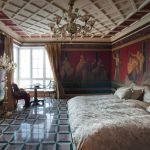 Интерьер спальни в стиле античной виллы в ЖК Новопесковский с эркером, классическим кофейным столиком, золотыми шторами и стенами, расписанными помпейскими фресками — съёмка Кирилла Толль