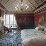 Интерьер спальни в стиле античной виллы в ЖК Новопесковский с эркером, классическим кофейным столиком, золотыми шторами и стенами, расписанными помпейскими фресками, второй ракурс — фото Кирилла Толль