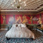 Роскошный интерьер спальни в ЖК Новопесковский (Арбат) с античными фресками на стенах в стиле Виллы Мистерий, кессонным потолком и классической итальянской мебелью — фото Кирилла Толль
