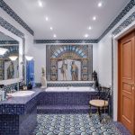 Роскошная ванная комната в стиле римских терм в ЖК Новопесковский (Арбат) с мозаичным панно, полом с узором чешуи, синей мозаичной отделкой и классическими дверями — съёмка Кирилла Толль