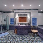 Просторная ванная в стиле античных терм в ЖК Новопесковский (Арбат): мозаичный пол с узором чешуи, душевая кабина, синяя мозаичная отделка и античный декор — фото Кирилла Толль