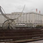 Вид на гостиницу Рэдиссон Славянская через фонтан на площади Европы в облачную погоду