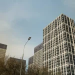 Архитектура ЖК Вестердам на фоне яблоневого сада — съемка Кирилла Толля