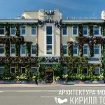 Фасад дома 5с1 на Ленинградском проспекте в цветах Мосволонтёра. Район Беговой, Москва.