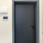 Пустой кабинет с потолочным освещением