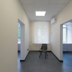 Панорамное освещение в пустом офисе