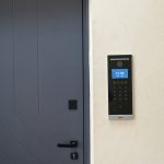 Офис Cat A, входная группа с серой дверью, ровная покраска стен