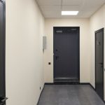 Угловой ракурс офиса: ровная геометрия стен