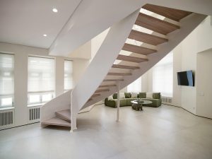 Фронтальный ракурс гостиной с винтовой лестницей в Трехпрудном переулке, Патриаршие пруды