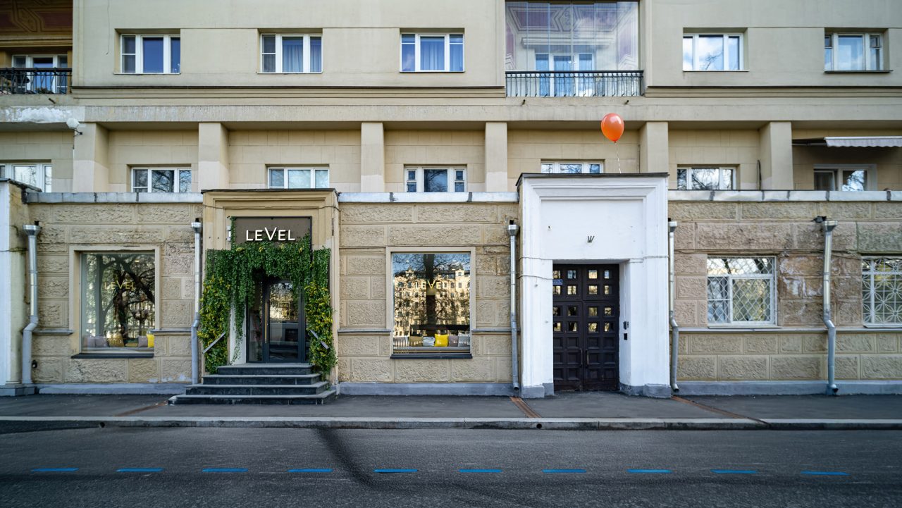 Фасад дома на Патриарших с кафе LEVEL и парадным входом в подъезд в Малом Патриаршем переулке