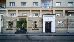 Фасад дома на Патриарших с кафе LEVEL и парадным входом в подъезд в Малом Патриаршем переулке