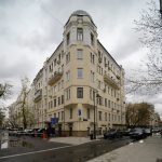 Архитектурный вид на фасад исторического доходного дома по адресу Трехпрудный пер., 11/13, Патриаршие пруды, метро Маяковская и Пушкинская