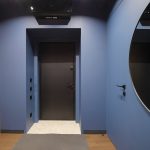 Фото интерьера прихожей в синем цвете, стиль лофт, круглое зеркало и встроенный шкаф, квартира на Пушкинской — съёмка Кирилла Толль