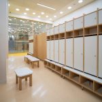 Современная детская раздевалка в Letovo Junior Москва, вид на лестницу через стекло, интерьерная съемка Кирилла Толль
