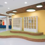 Игровая зона с подиумом в дошкольном отделении Letovo Junior, Москва, Раменский бульвар 1