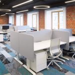 Рабочие места open space с белыми столами, креслами и кирпичными стенами в БЦ Лотос, фотосъемка интерьеров Кирилла Толль