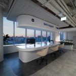 Угловой ракурс интерьера офиса VK Tech Support с рабочими местами службы IT-поддержки, панорамным окном и сложной конструкцией подвесного потолка.