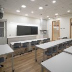 Фото лаборатории и учебного класса в Letovo Junior. Профессиональная съемка мебели для образования, фотограф Кирилл Толль. Раменский бульвар, Москва