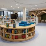 Радиальные книжные полки и мягкая зона в библиотеке Letovo Junior. Архитектурная фотография Кирилл Толль. Москва, м. Ломоносовский проспект, дизайн медиатеки