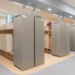 Системы хранения из светлого дерева в арт-классе Летово Джуниор. Профессиональное фото Кирилл Толль. Москва, Раменский бульвар, д. 1, дизайн школьных мастерских