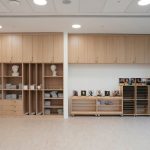 Системы хранения из светлого дерева в арт-классе Летово Джуниор, второй ракурс. Профессиональное фото Кирилл Толль. Москва, Раменский бульвар