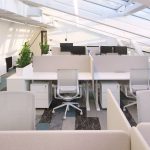 Офис в стиле Soft Modern, фиолетовая реечная перегородка, белые столы со скругленными углами, фотограф Кирилл Толль
