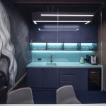 Панорамный вид многофункционального гибкого офиса agile с открытым потолком коммуникациями ломаными светодиодными линиями фитостеной зеленого мха оргзоной лаунж блоком
