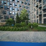 Ландшафтный дизайн во дворе ЖК Level Причальный: вечнозеленые ели, кустарники, ухоженные газоны.